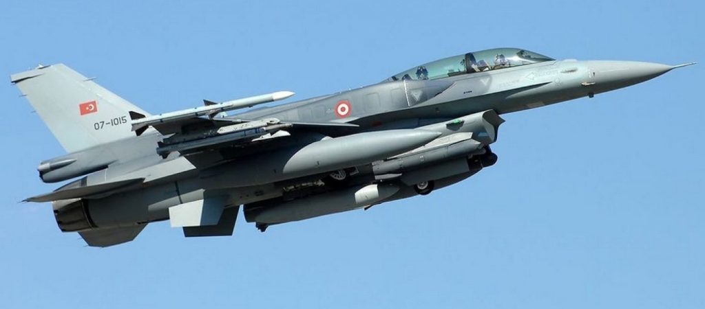 Τούρκος πιλότος F-16 «βολοδέρνει» στην Ομόνοια  – Τον ανακάλυψε αμερικανικό ΜΜΕ