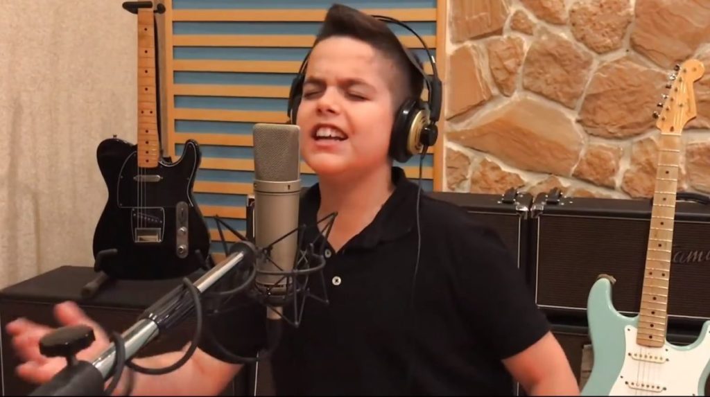 Πιτσιρικάς ερμηνεύει το κομμάτι «Στη καρδιά» του Θ. Αδαμαντίδη και μας αφήνει «άφωνους»! (βίντεο)