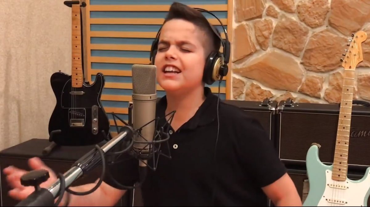 Πιτσιρικάς ερμηνεύει το κομμάτι «Στη καρδιά» του Θ. Αδαμαντίδη και μας αφήνει «άφωνους»! (βίντεο)