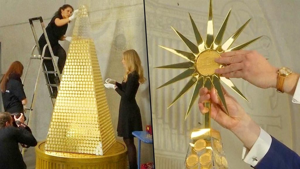 Χριστουγεννιάτικο δέντρο φτιαγμένο από 2018 χρυσά νομίσματα (βίντεο)