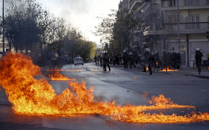 Εικόνες ντροπής: Κουκουλοφόροι σκίζουν και καίνε την ελληνική σημαία στη Θεσσαλονίκη (φώτο-βίντεο)