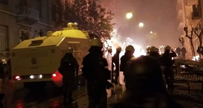 Βίντεο: Κουκουλοφόροι επιχειρούν να κάψουν τα τεθωρακισμένα οχήματα της Αστυνομίας – «Βροχή» μολότοφ από ταράτσες