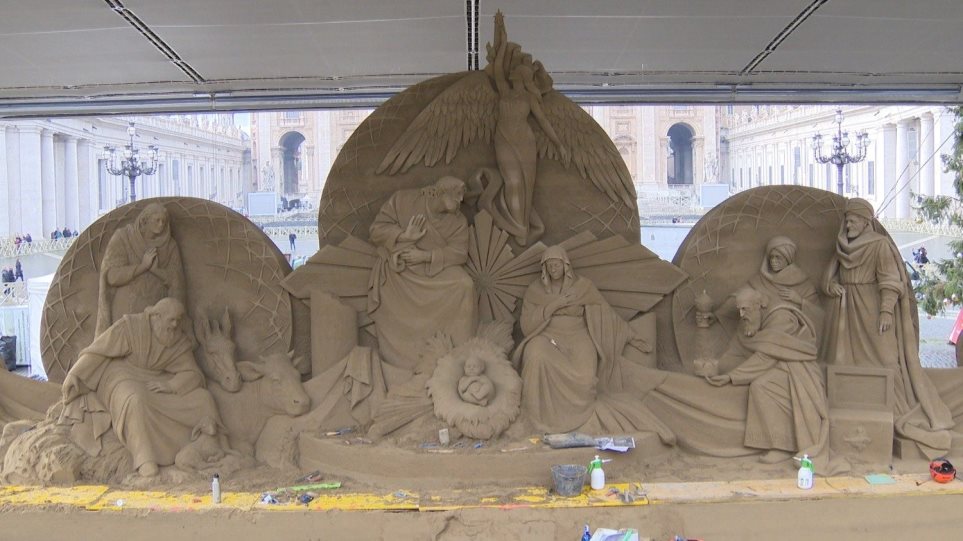 Βατικανό: Στολισμένη στην πλατεία Αγίου Πέτρου μια ιδιαίτερη φάτνη φτιαγμένη από 720 τόνους άμμου (βίντεο)