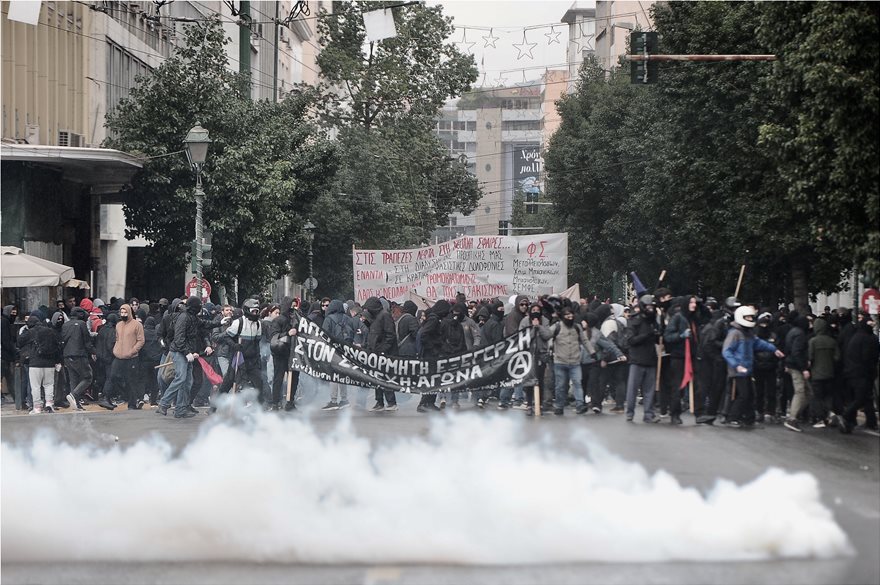 Κουκουλοφόροι καταστρέφουν το κέντρο της Αθήνας μετά την πορεία για τον Α.Γρηγορόπουλο (φωτό)