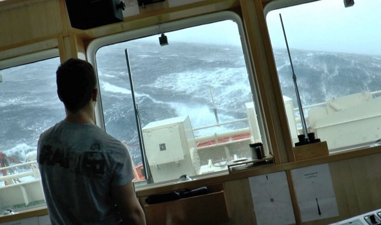 Βίντεο: Κύμα ύψους 30 μέτρων «καταπίνει» πλοίο στα ανοιχτά της Βόρειας Θάλασσας