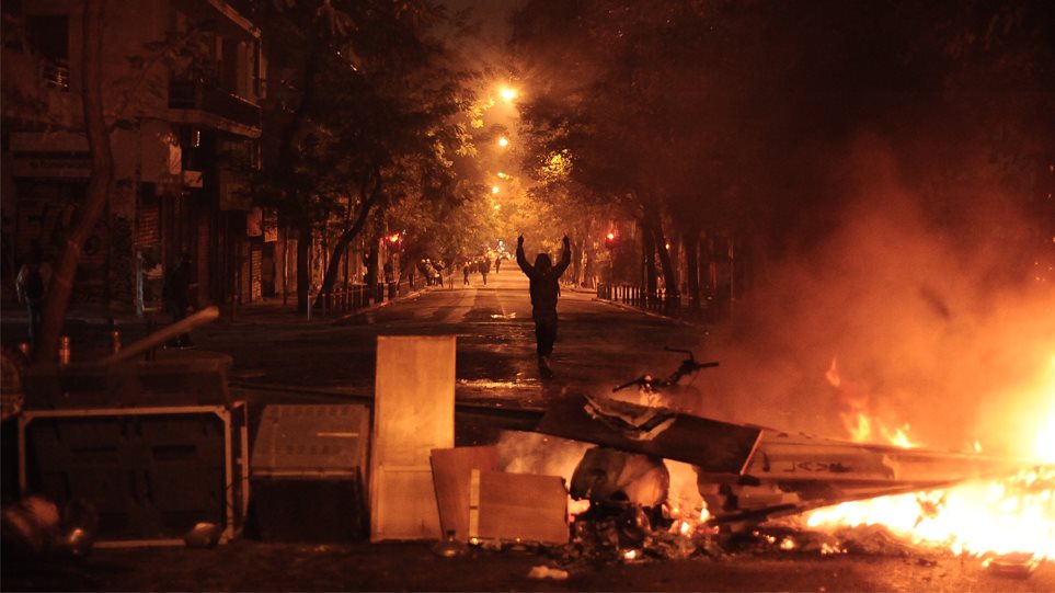 Μάχες κουκουλοφόρων-Aστυνομίας σε Αθήνα & Θεσσαλονίκη – Εισβολή σε κτίριο του ΥΠ.ΠΟ -Στις φλόγες εργοτάξιο του μετρό