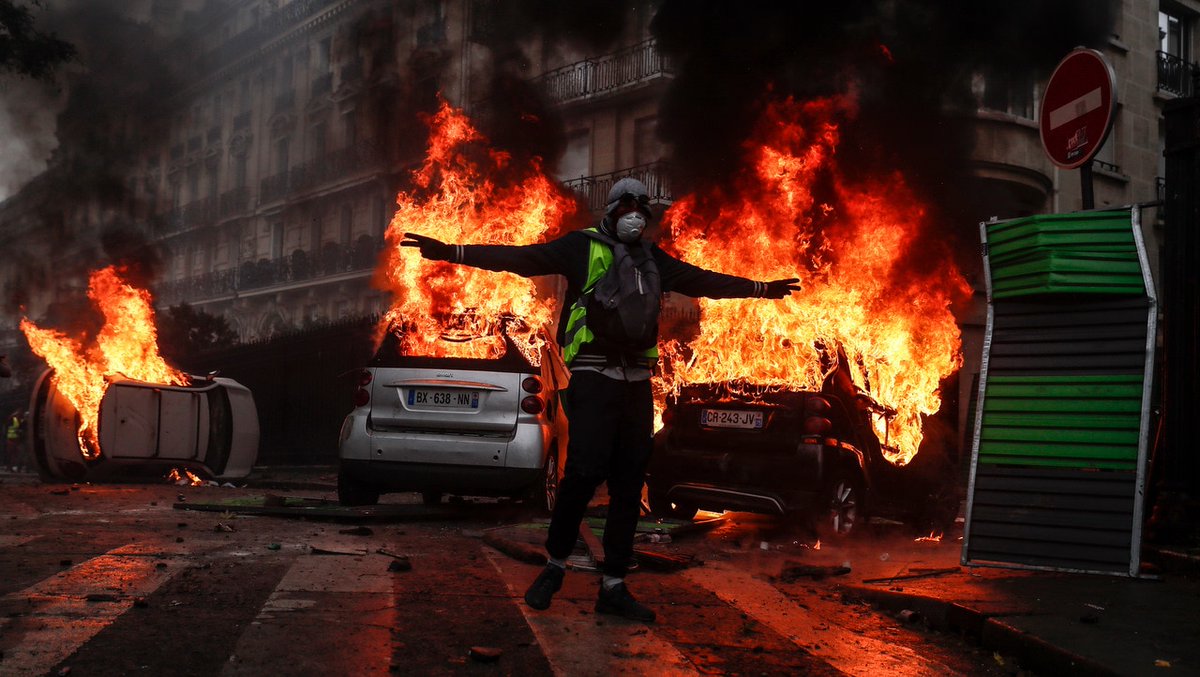 EKTAKTO: Βγήκε ο Στρατός στους δρόμους της Γαλλίας – «Καταρρέει» ο Ε.Μακρόν – Αγριες συγκρούσεις – Δείτε φωτό, βίντεο