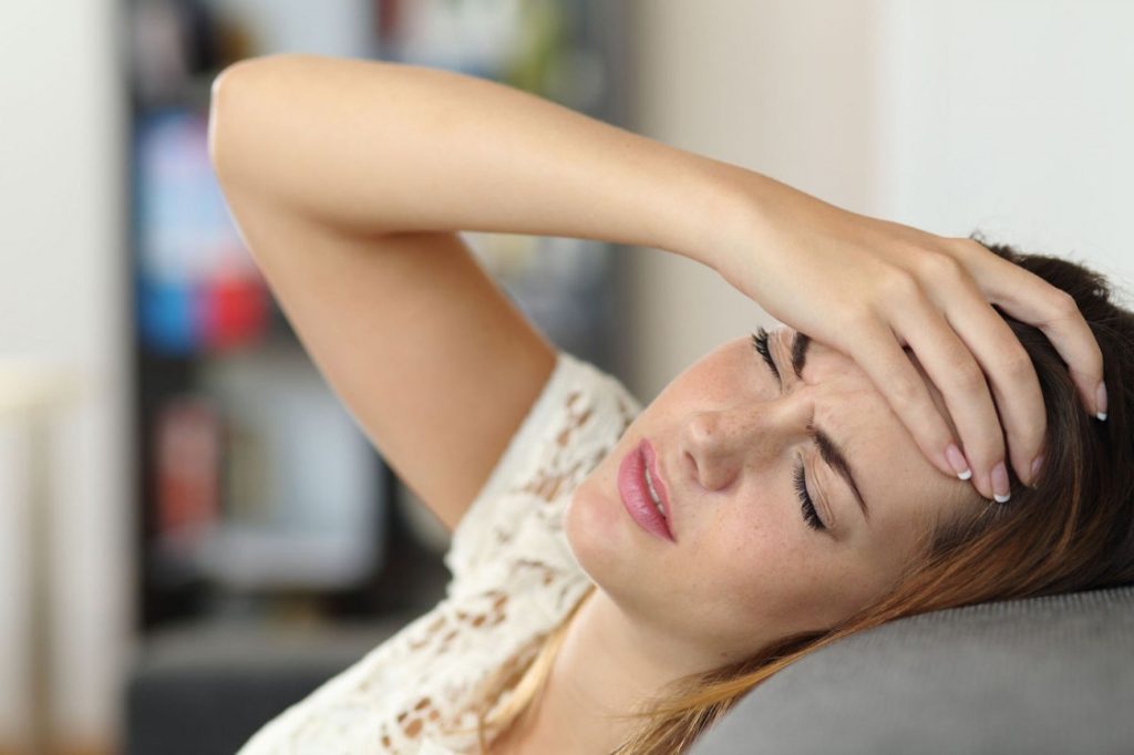 Πονοκέφαλος όταν ξυπνάτε; Αυτές είναι οι πιθανές αιτίες