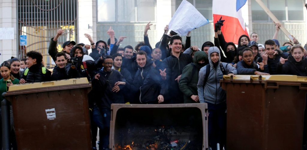Παρίσι: Προσαγωγές 146 διαδηλωτών έξω από το λύκειο μετά από μια επεισοδιακή νύχτα μεταξύ μαθητών-αστυνομικών