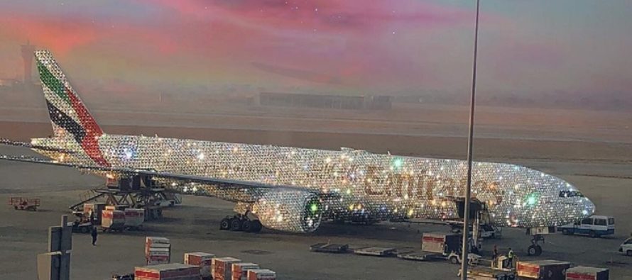 Το υπέρλαμπρο χριστουγεννιάτικο αεροπλάνο των Emirates – Ζαλίζει από τα διαμάντια (φώτο)