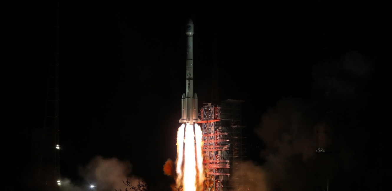 Η Κίνα πάει στη σκοτεινή πλευρά της Σελήνης! – Εκτοξεύτηκε με τον “Long March” ο διαστημικός βολιστήρας “Chang’e-4”