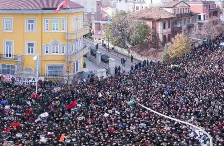 «Καζάνι που βράζει» η Αλβανία από τις φοιτητικές πορείες – Στο «μάτι του κυκλώνα» ο Ράμα (βίντεο)