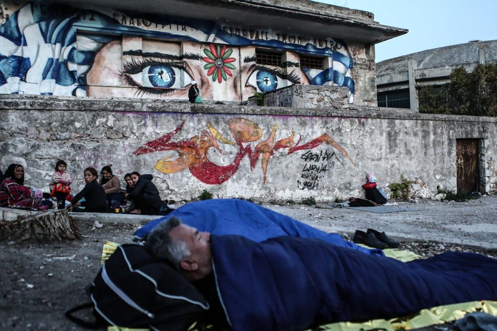 Bloomberg: «Τα επίπεδα της φτώχειας στην Ελλάδα παραμένουν ανυπόφορα»