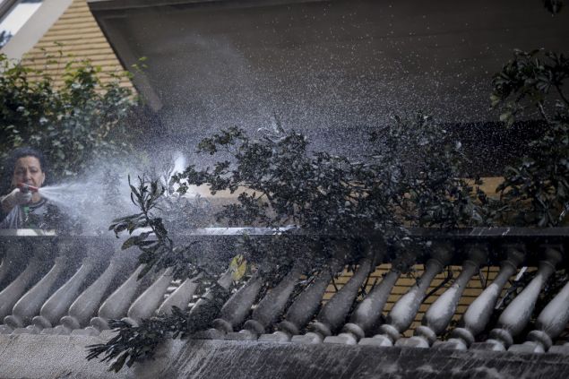 Δεν άφησαν τίποτα «όρθιο» στα Εξάρχεια- Έκαψαν μέχρι και τα μπαλκόνια στις πολυκατοικίες (φωτο)