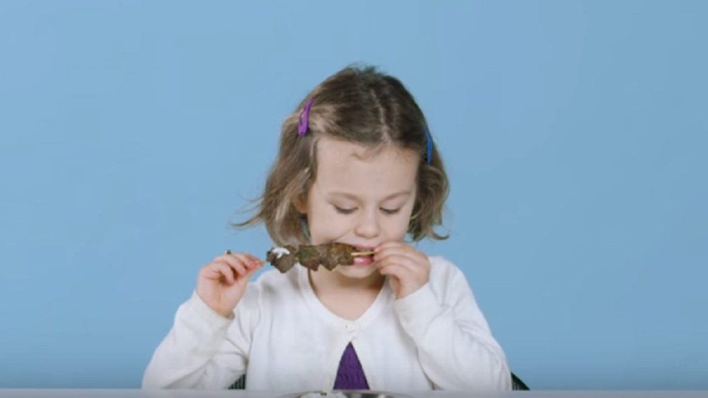 Παιδιά δοκιμάζουν για πρώτη φορά ελληνικά φαγητά – Δείτε τις αντιδράσεις τους (βίντεο)