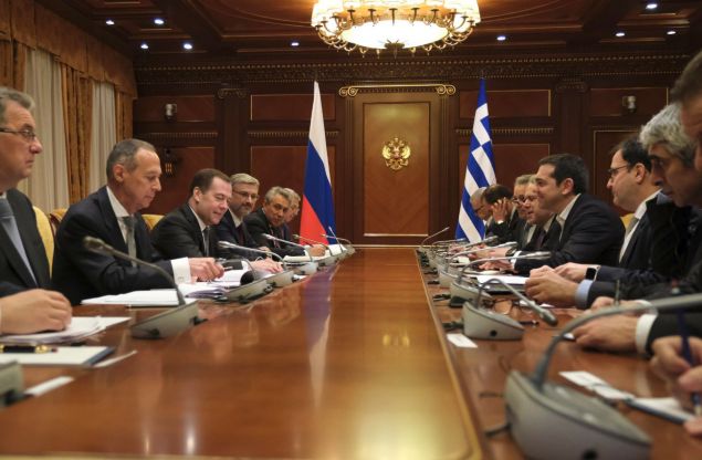 Ο Μεντβέντεφ εντυπωσιάστηκε τόσο από το γυαλιστερό φουλάρι του Τσίπρα που δεν έπαιρνε τα μάτια του από πάνω του (φωτο)