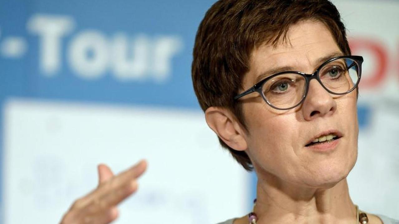 Άνεγκρετ Κραμπ – Καρενμπάουερ: Ποια είναι η 56χρονη πολιτικός  που διαδέχεται την Μέρκελ στην ηγεσία του CDU