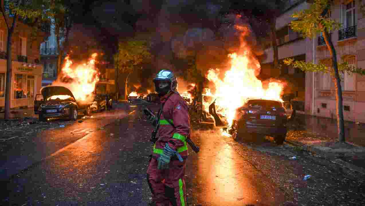 Εκρήξεις ακούγονται στην γαλλική πρωτεύουσα: Αυτοκίνητα καίγονται στα προάστια