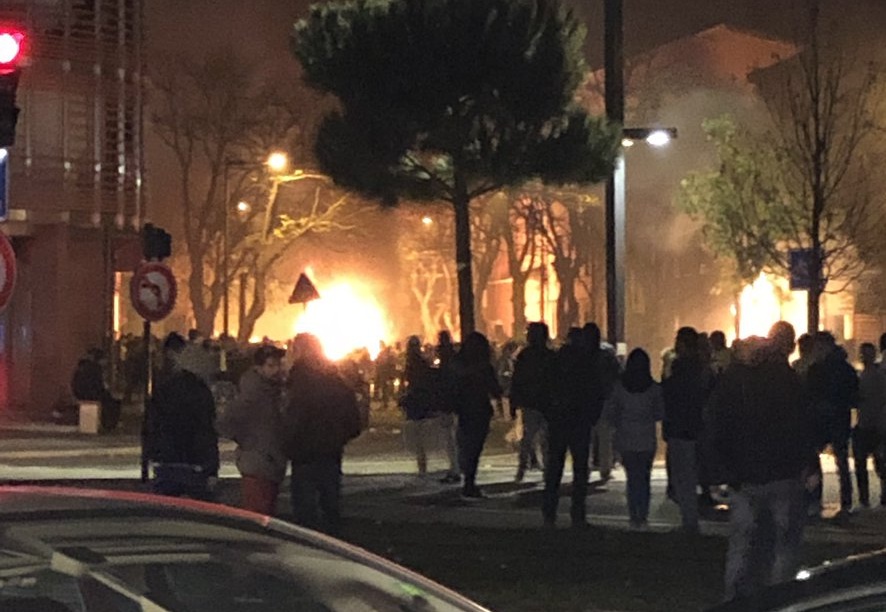 Γαλλία: Εκτός ελέγχου η κατάσταση στην Τουλούζη – Καίγεται το κέντρο της πόλης