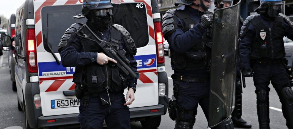 Γαλλικές Αρχές επιτέθηκαν με πλαστικές σφαίρες σε άοπλο διαδηλωτή (βίντεο)