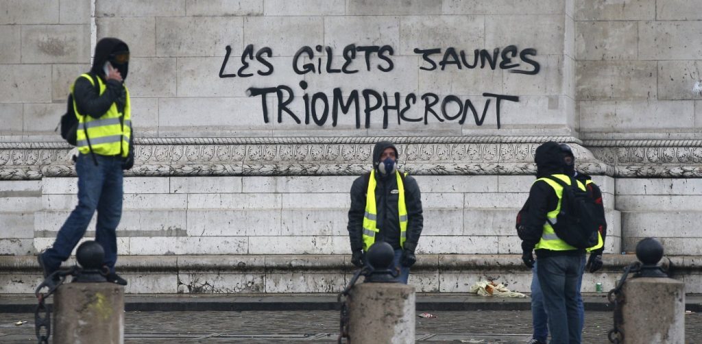 Γαλλικά ΜΜΕ: «Κίτρινος συναγερμός- Θα καεί το Παρίσι;»