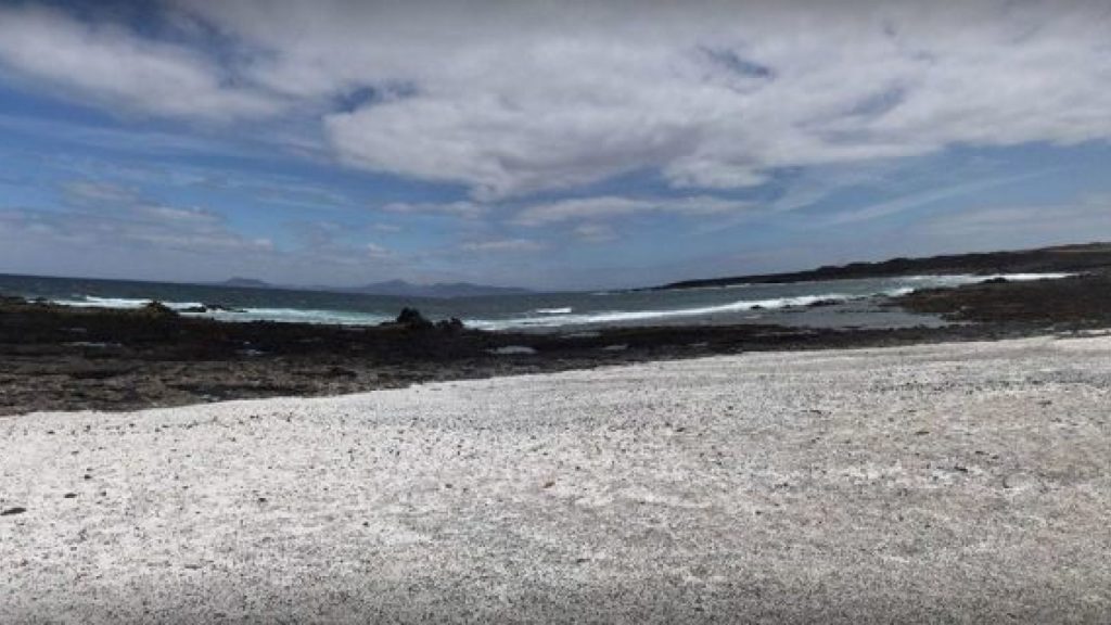 Αυτή η παραλία είναι γεμάτη βότσαλα ή….ποπ κορν; (φωτο – βίντεο)