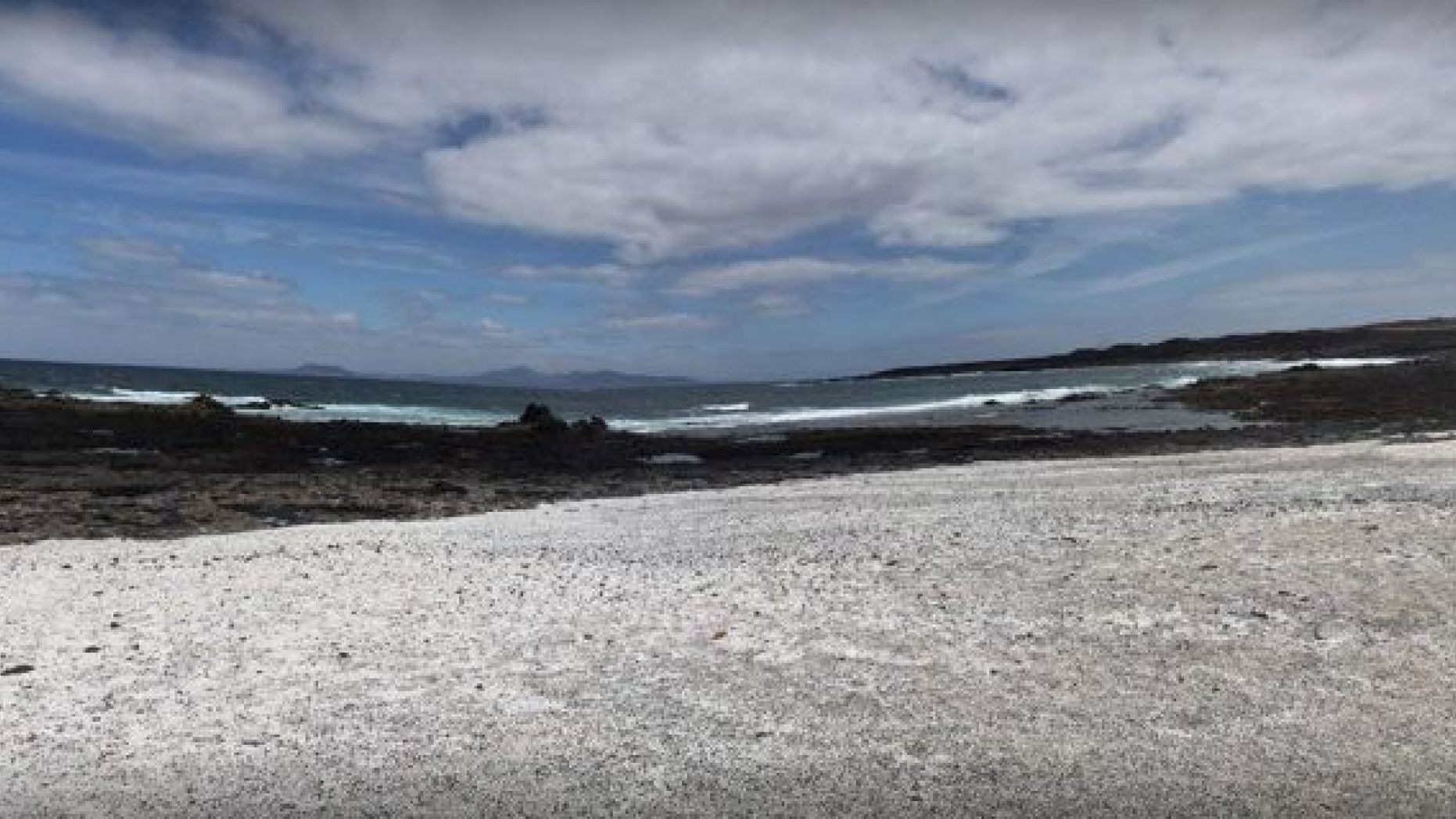 Αυτή η παραλία είναι γεμάτη βότσαλα ή….ποπ κορν; (φωτο – βίντεο)