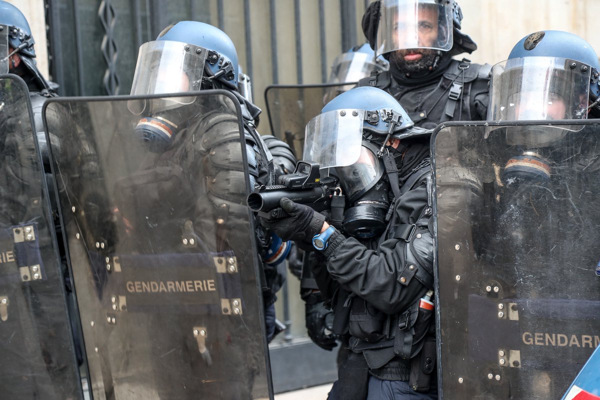 Εμπόλεμη ζώνη η Γαλλία: Ξεκίνησαν οι συγκρούσεις – Eνισχύσεις ζητά η Αστυνομία από το Στρατό – Ζωντανή σύνδεση