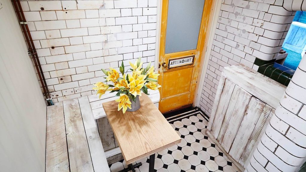 Δημόσιες τουαλέτες: Ποιος είναι ο πιο υγιεινός τρόπος να κάθεστε [βίντεο)