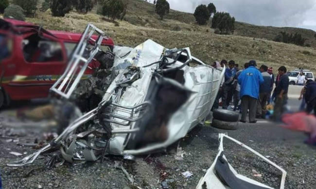 Τραγωδία στη Βολιβία: Δεκαεπτά νεκροί σε σύγκρουση λεωφορείων (φώτο)
