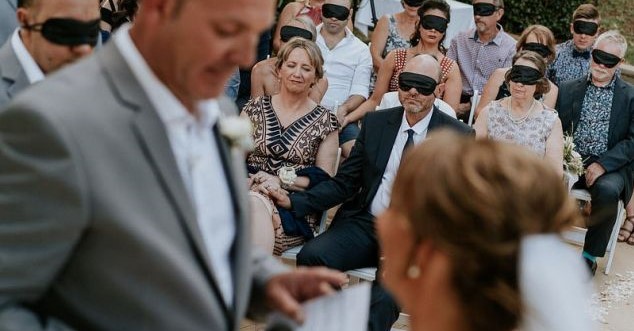 Πήγαν στον γάμο φορώντας μάσκες για να νιώσουν το συναίσθημα της τυφλής νύφης (φωτο – βίντεο)
