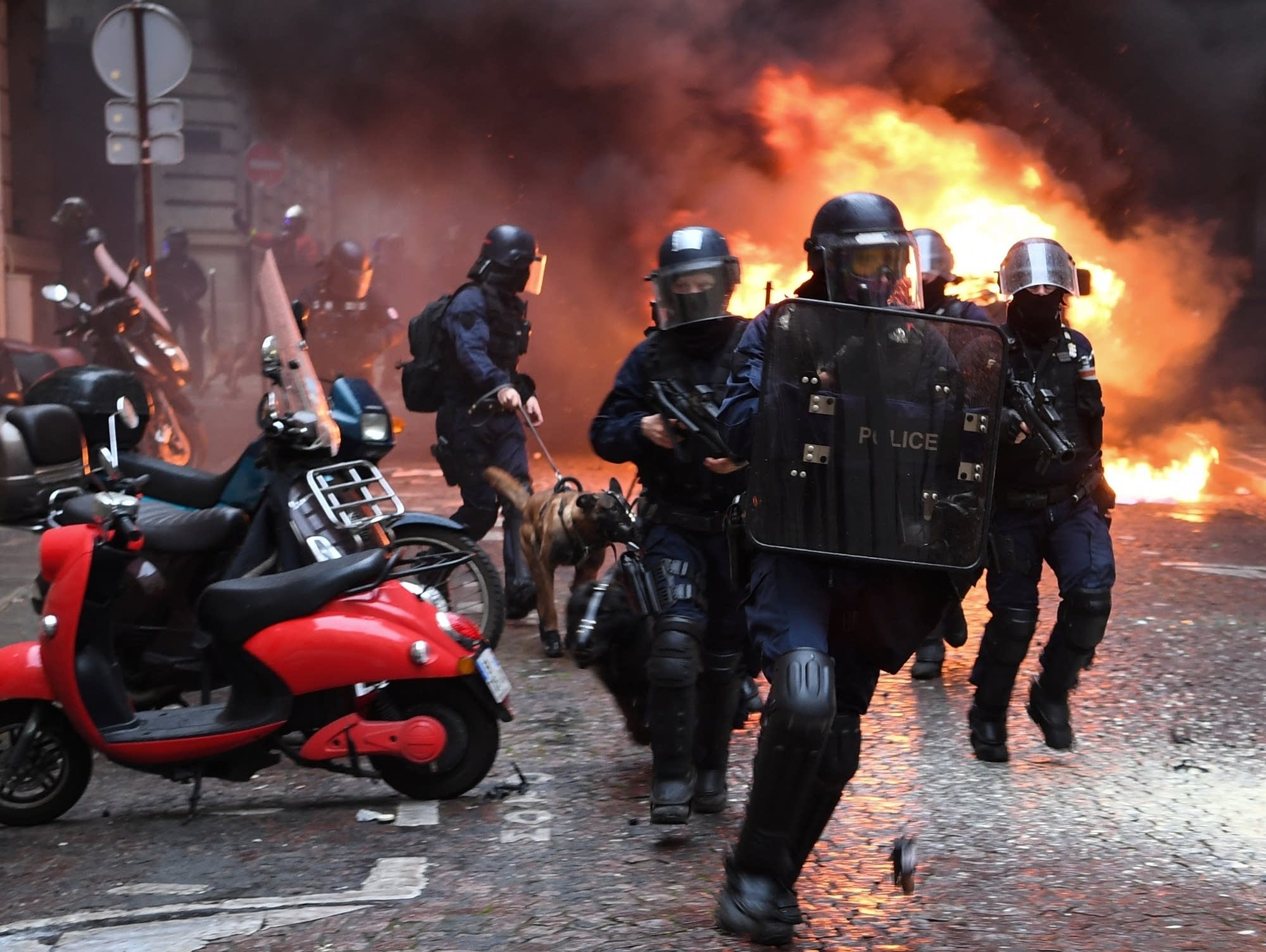 Εκνευρισμός στο Παρίσι από τις διεθνείς αντιδράσεις για τα επεισόδια