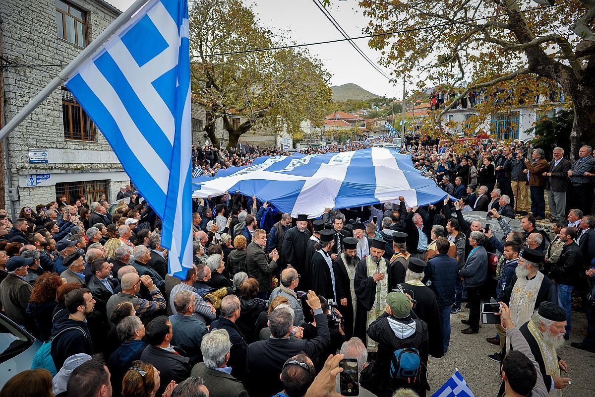 «Ζήτω η Βόρειος Ήπειρος»: Δείτε βίντεο με τους Έλληνες να ζητούν αυτονομία στο μνημόσυνο του Κ.Κατσίφα