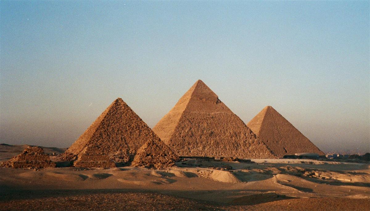 Οργή  στην Αίγυπτο για το ζευγάρι που φωτογραφήθηκε γυμνό στην πυραμίδα του Χέοπα