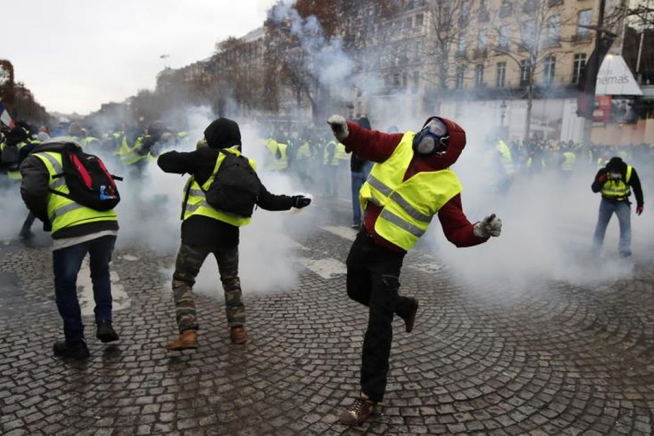 Οι γαλλικές αρχές ξεκίνησαν έρευνα στους ψεύτικους λογαριασμούς που ενίσχυαν τις διαδηλώσεις των «Κίτρινων Γιλέκων»