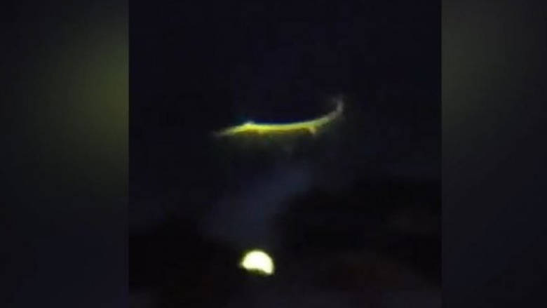 H αλλόκοτη πράσινη λάμψη στο νυχτερινό ουρανό που πυροδοτεί σύγχυση και θεωρίες (βίντεο)