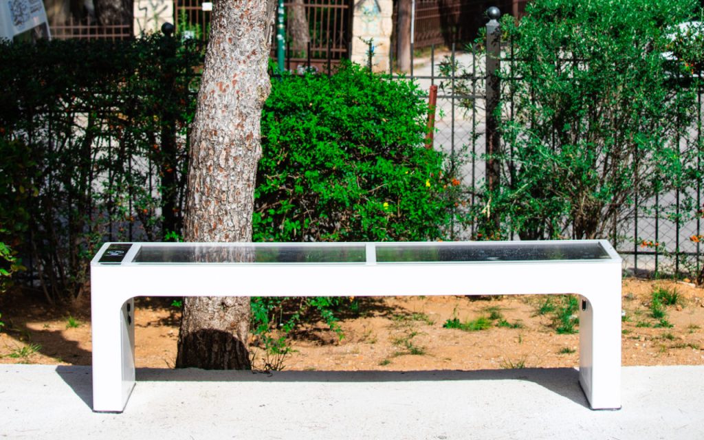 Η Κηφισιά γέμισε με «έξυπνα» παγκάκια που είναι θερμαινόμενα και έχουν USB (φωτο)