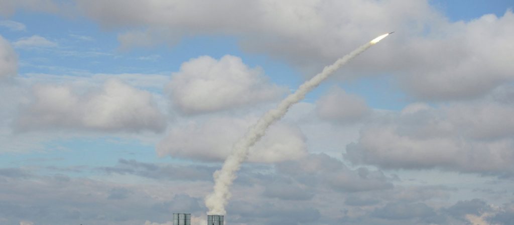 S-300: Δείτε βολές του ρωσικού αντιαεροπορικού συστήματος κατά «ΝΑΤΟϊκών στόχων» (βίντεο)