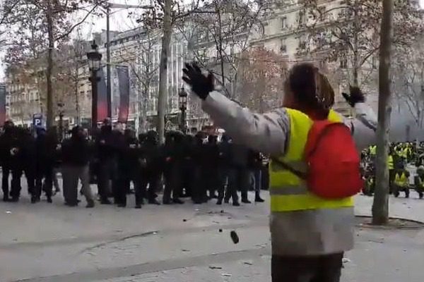 Γάλλοι αστυνομικοί πυροβολούν εν ψυχρώ με flash ball στο στομάχι διαδηλωτή των «κίτρινων γιλέκων» (βίντεο)