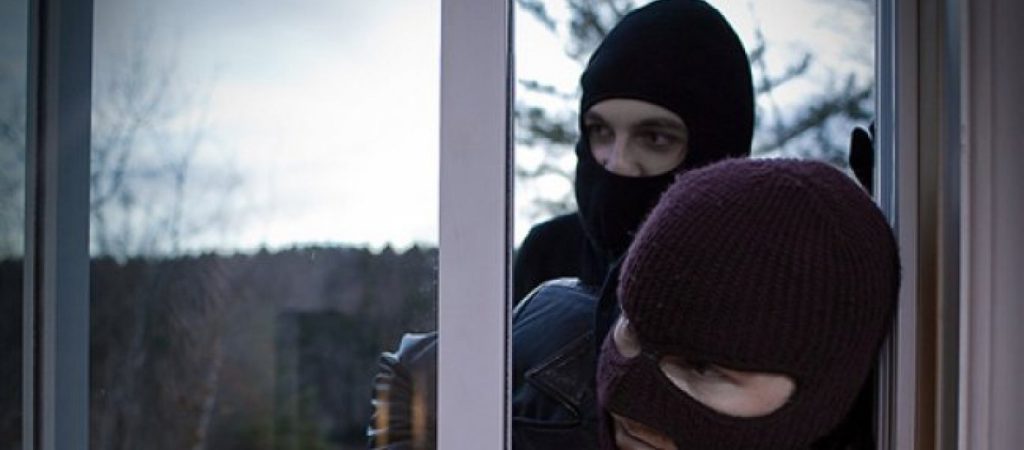 Ένας κλέφτης «ατζαμής» – Έκλεψε την ταμιακή μηχανή χωρίς να πάρει το…συρτάρι (φωτο)