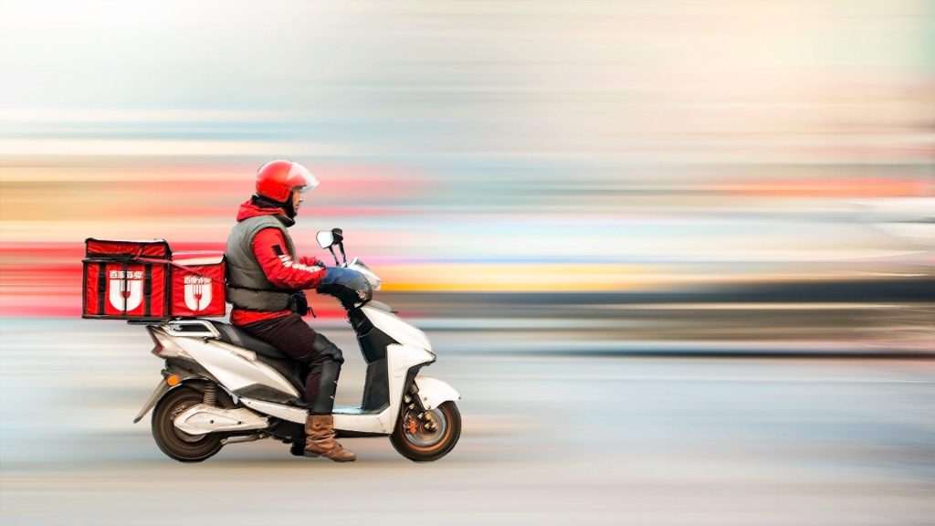 Υπ. Εργασίας: Εγκύκλιος για υποχρεώσεις εργοδοτών στους διανομείς – Η επιχείρηση θα παρέχει μηχανάκι και βενζίνη