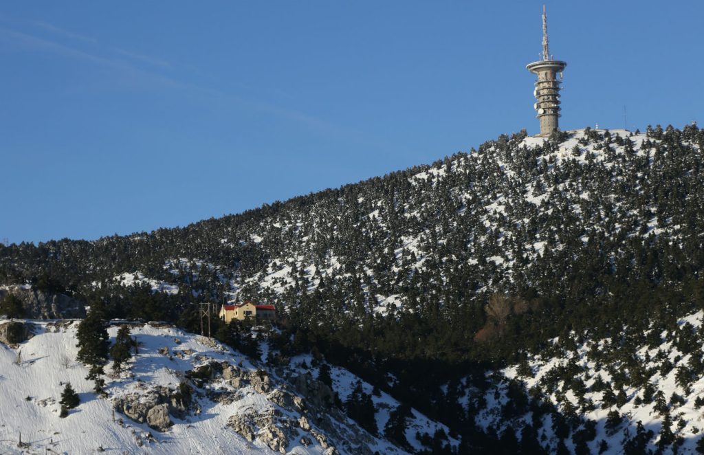 Ρίχνει και πάλι χιόνι στην Πάρνηθα- Πέφτει αισθητά η θερμοκρασία και στην Αττική (φωτο)