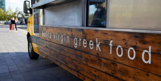 Έλληνας στο Λονδίνο: Από τα σαλόνια στα αλώνια ή αλλιώς από την τράπεζα σε φορτηγό-καντίνα (φωτο)