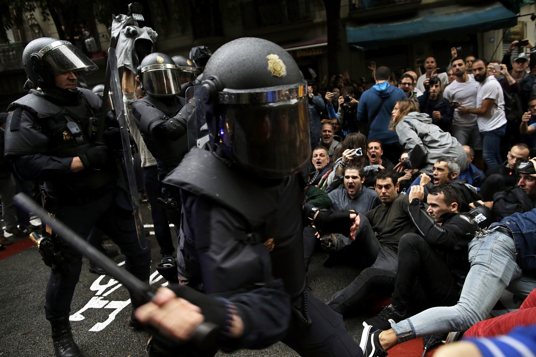 Η ισπανική κυβέρνηση προειδοποιεί: Θα στείλουμε την Εθνική Αστυνομία στην Καταλονία
