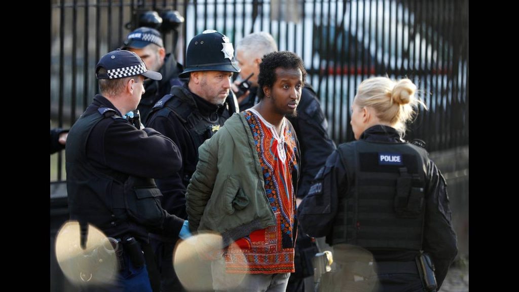 Αποπειράθηκε να εισβάλλει στο βρετανικό κοινοβούλιο – «Ερχόμαστε για εσάς τους πολιτικούς» (φωτο – βίντεο)