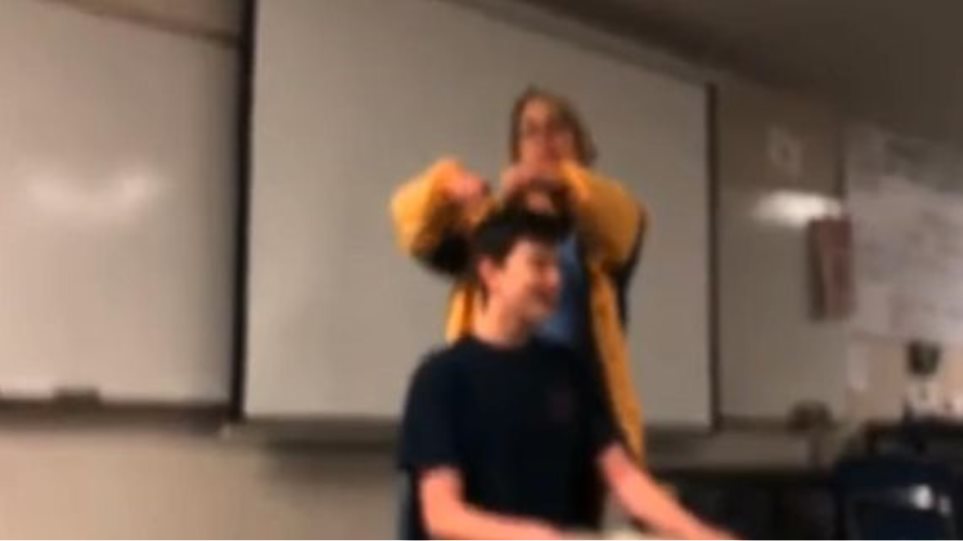 Δασκάλα κινδυνεύει να μπει φυλακή επειδή…  έκοψε με τη βία τα μαλλιά μαθητή της ενώ έψαλλε τον εθνικό ύμνο (βίντεο)