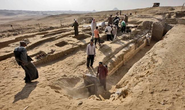 Βρήκαν πλοίο 4.500 ετών κοντά στις πυραμίδες της Αιγύπτου!