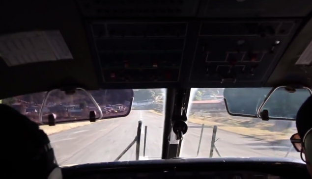Δείτε λεπτό προς λεπτό την προσγείωση ενός αεροσκάφους στο πιο επικίνδυνο αεροδρόμιο στον κόσμο (βίντεο-φωτο)