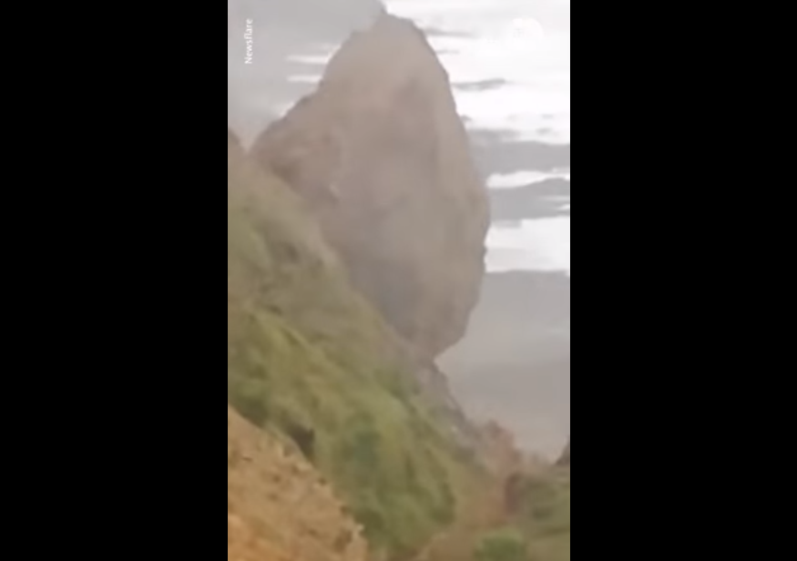 Τρομακτικό: Η στιγμή που τεράστιος βράχος πέφτει σε παραλία (βίντεο)