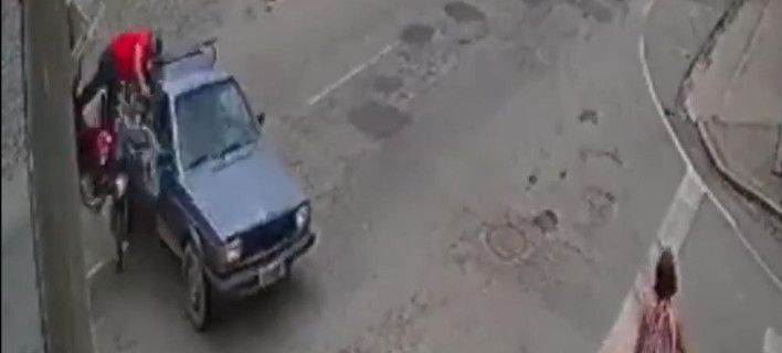 Ο οδηγός μοτοσικλέτας που έγινε viral στο διαδίκτυο- Χτυπά σε ημιφορτηγό και προσγειώνεται στην καρότσα (βίντεο)